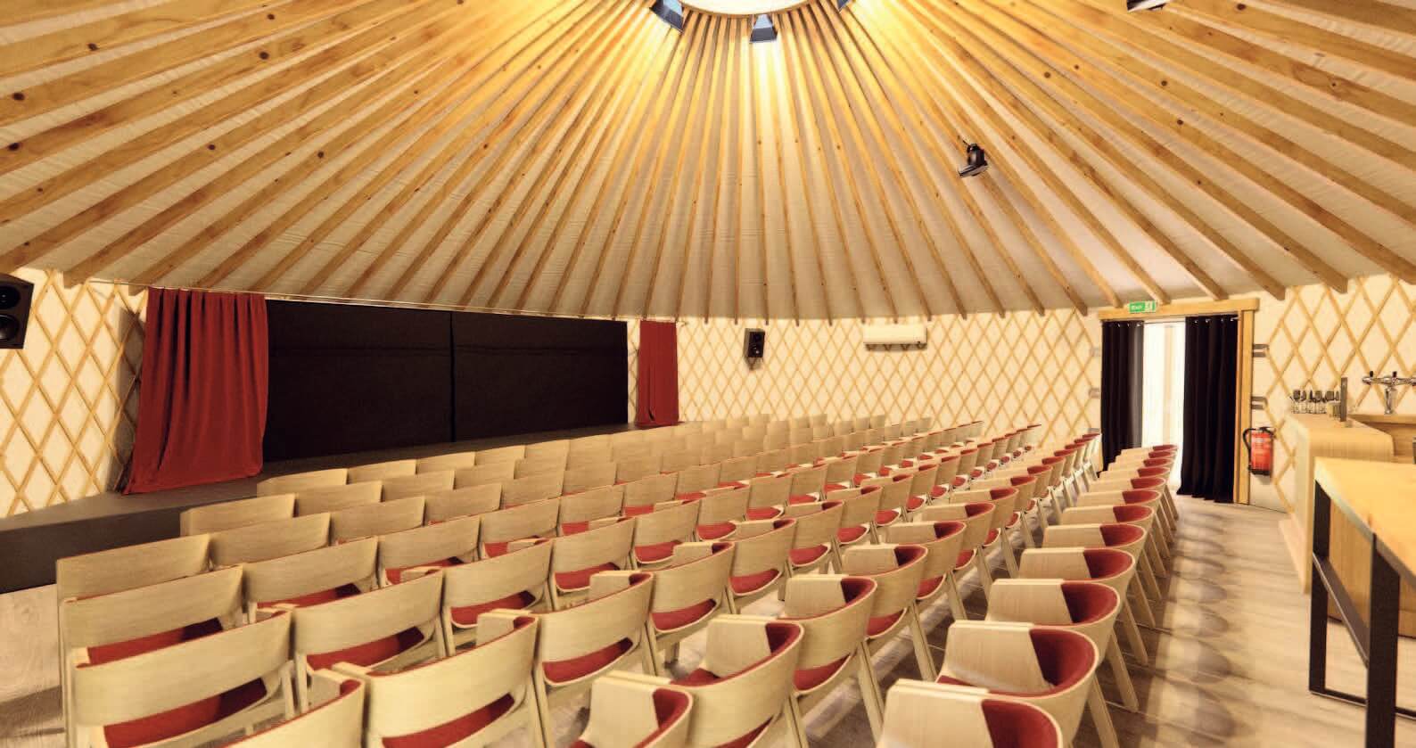 Une Yourte comme salle de spectacle.