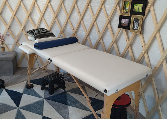 Une table de massage dans une yourte