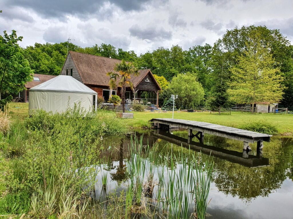 Yourte studio de jardin au bord d'un étang