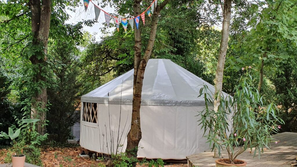 Un studio au fond du jardin dans une yourte dans un lieu boisé