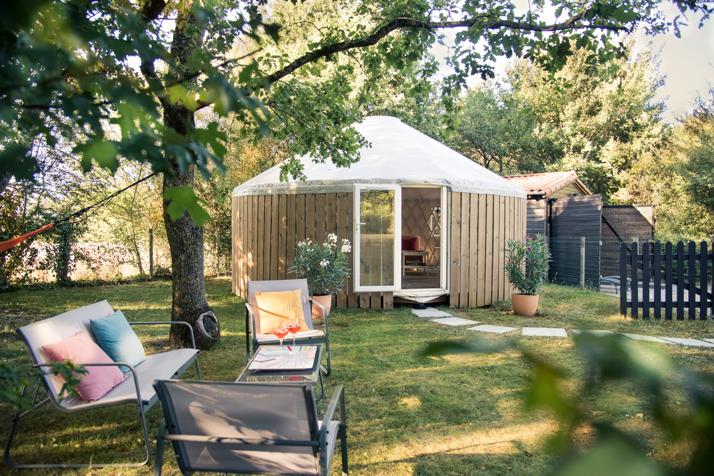 Une yourte au fond du jardin qui sert de studio