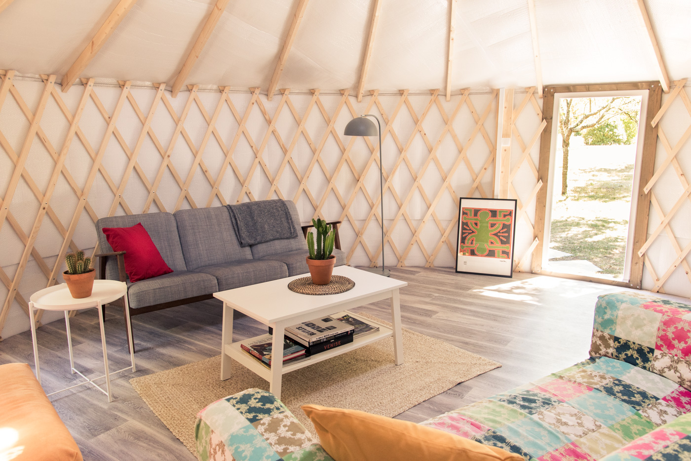 Salon pour recevoir des amis dans une yourte studio de jardin