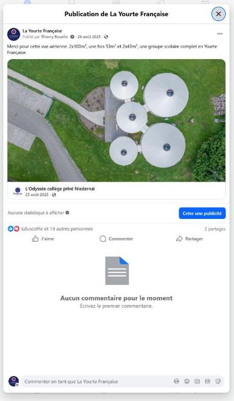 Vue aérienne : groupe scolaire complet 2×100 m² + 53 m² + 2×43 m² (août 2025) — publication Facebook École en yourte